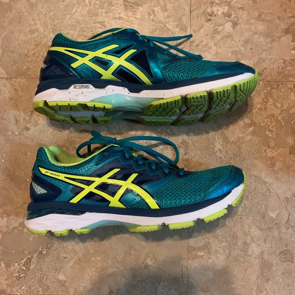 Women’s Asics GT-2000 running shoes